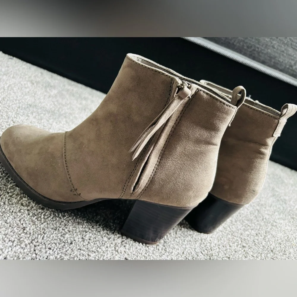 Old Navy Mid Boots With Heel/ Taupe/Sz. (8) - Picture 3 of 12
